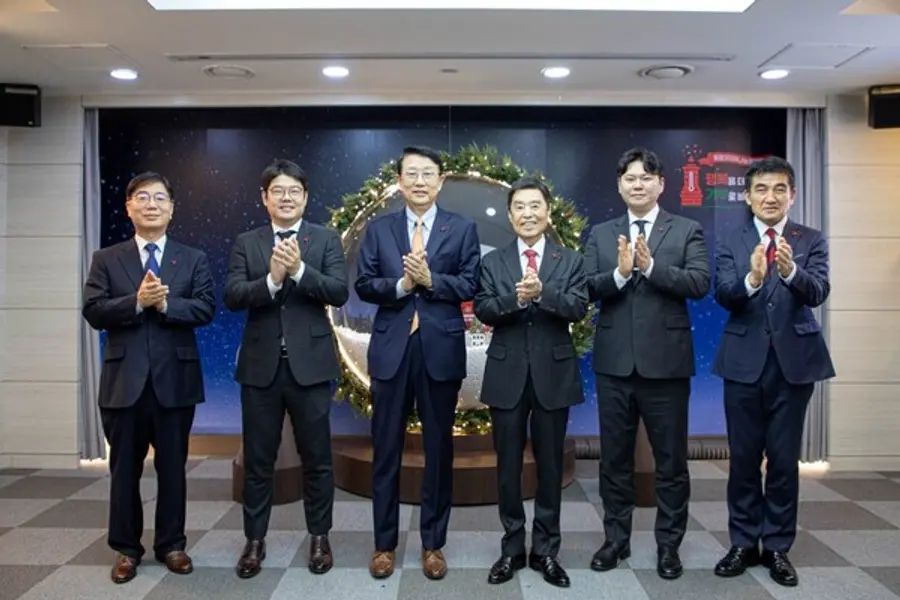 (왼쪽 3번째부터) 장석훈 삼성사회공헌업무총괄 사장이 김병준 사랑의열매 회장에게 희망2026나눔캠페인 기부금을 전달하고 있다. (사진제공=사랑의열매)