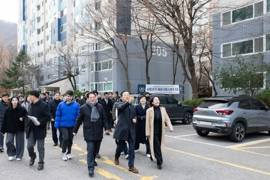 김윤덕 국토교통부 장관이 평촌신도시 선도지구 정비사업 현장을 찾아 사업현황을 점검했다. (사진출처=국토교통부)