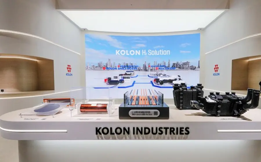 코오롱그룹이 4일부터 나흘간 경기도 일산 킨텍스에서 열리는 세계 최대 규모의 수소산업 박람회 ‘World Hydrogen EXPO(이하 WHE) 2025’에 참가해 수소 생산부터 저장, 활용까지 수소산업 전 분야를 아우르는 첨단기술과 솔루션을 선보인다. 사진은 박람회 현장 코오롱그룹 전시관 모습. (사진=코오롱)