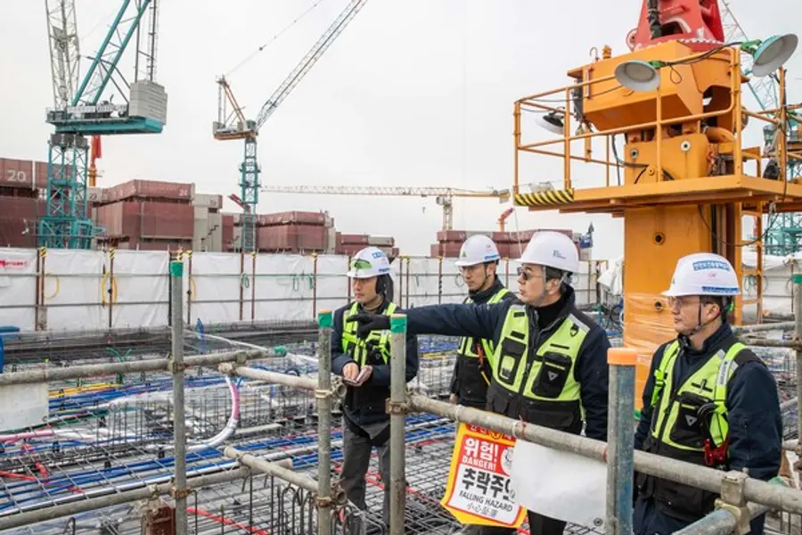 현대건설 이한우 대표이사(오른쪽 2번째)가 힐스테이트 더웨이브시티에서 ‘동절기 대비 건설현장 안전점검 릴레이 캠페인’을 진행하며 현장 직원들과 함께 안전시설과 작업환경을 점검하고 있다. (사진제공=현대건설)