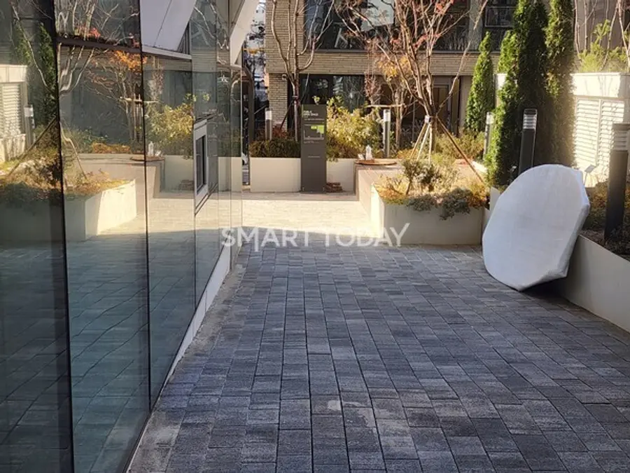 보타니끄 논현 1층 외부에 새 탁자가 놓여 있다. 출처=김종현 기자