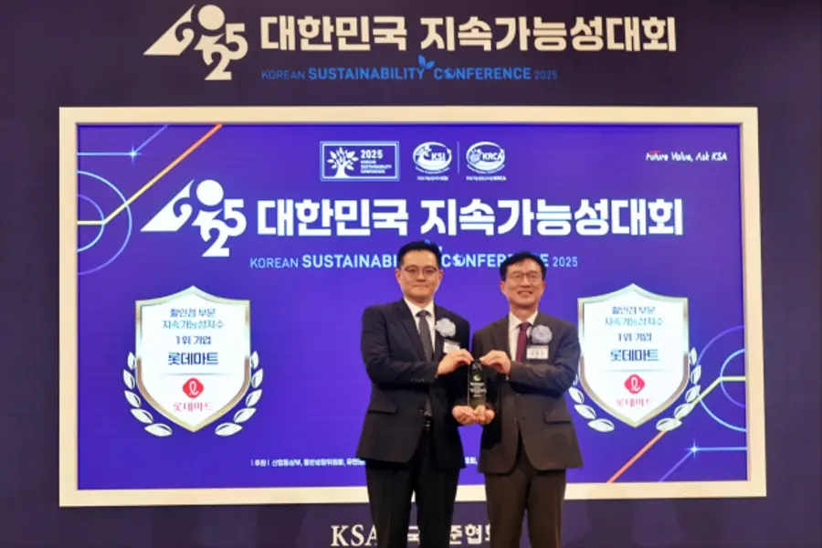 지난 26일 서울 중구 롯데호텔에서 열린 '2025 대한민국 지속가능성대회'에서 진주태 롯데마트·슈퍼 준법지원부문장(왼쪽)이 한국표준협회 문동민 회장과 기념 촬영을 하고 있다. (사진=롯데마트) 