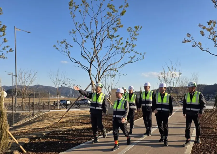 HDC현대산업개발 정경구 대표이사(왼쪽 두번째)와 경영진이 겨울철 안전 관리 강화를 위해 마산해양신도시 공사 현장에서 안전 점검을 진행했다.(사진제공= HDC현대산업개발)