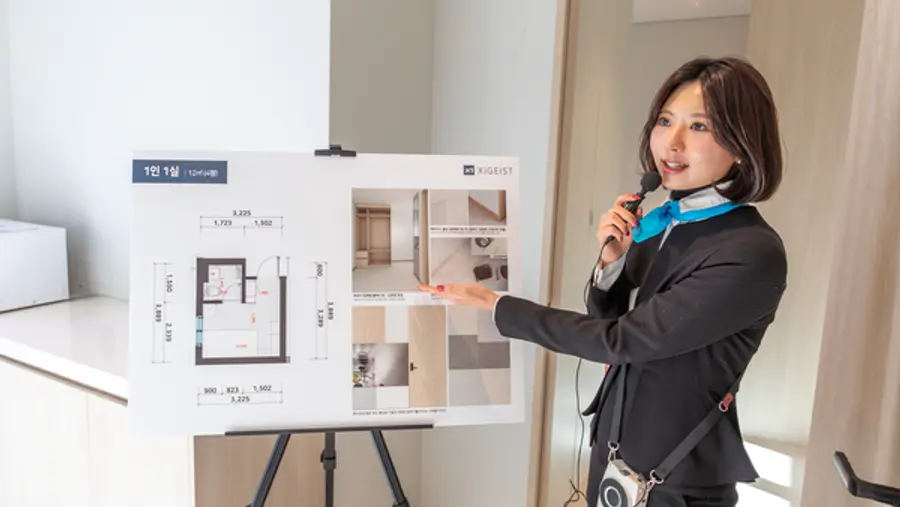 엘리시안 강촌 관계자들에게 자이가이스트가 준공한 모듈러 기숙사 ‘드림 포레스트’를 설명하고 있는 모습 (사진제공=GS건설)