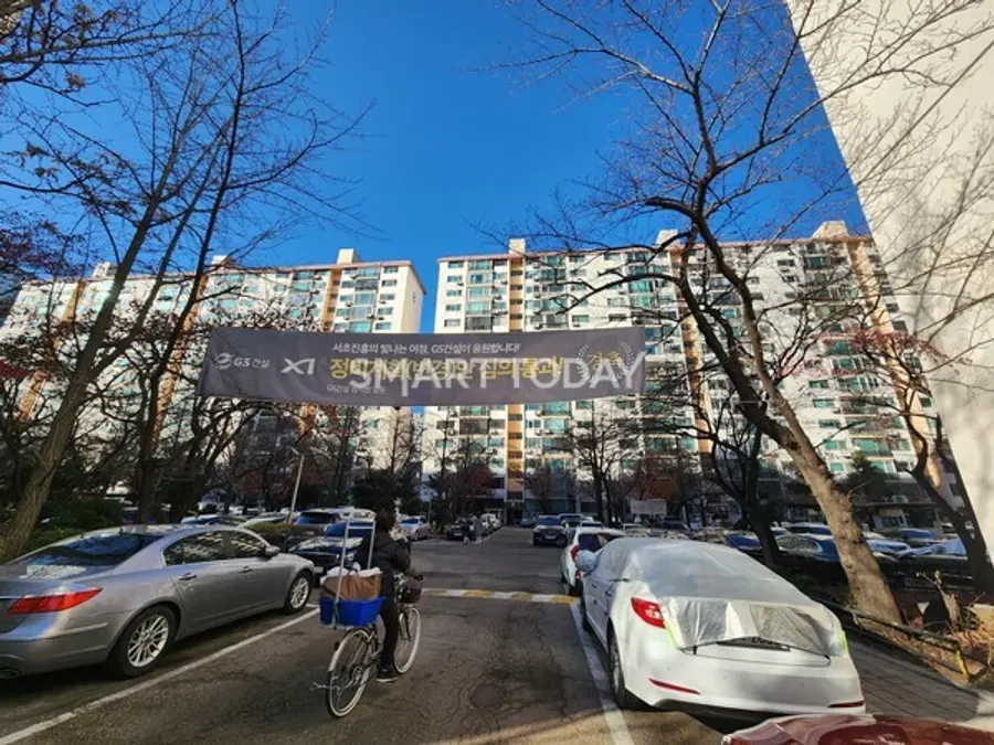 진흥아파트 단지에 GS건설 홍보 플랜카드가 걸려있다. 출처=김종현 기자