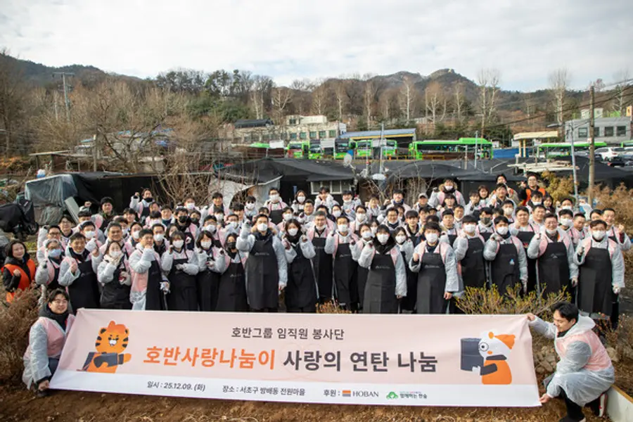 김대헌 호반그룹 기획총괄사장, 김민형 호반그룹 커뮤니케이션실 상무, 문갑 호반건설 경영부문대표 등 호반그룹 임직원들이 봉사활동을 마친 후 기념촬영을 하고 있다. (사진제공=호반그룹)