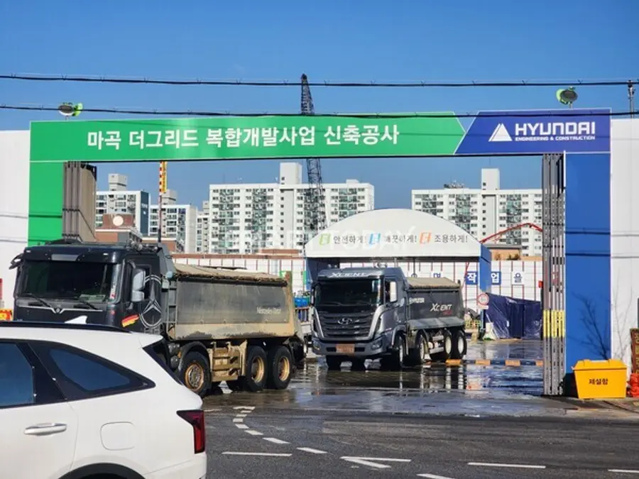 트럭이 마곡 더그리드 건설현장 입구를 빠져나오고 있다. 출처=김종현 기자