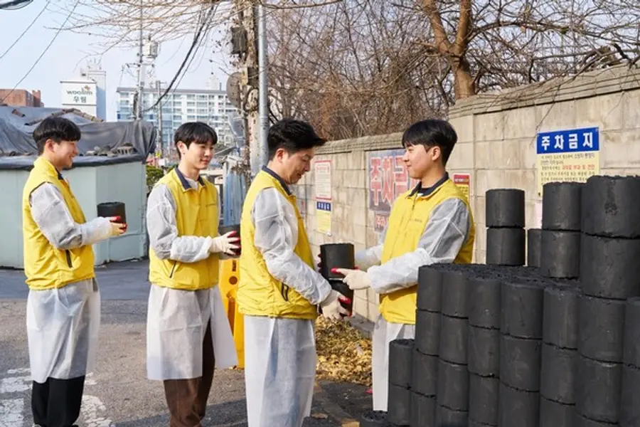 HDC현대산업개발은 10일 서울 용산구의 독거노인 가구를 찾아 연탄 배달 봉사활동을 실시했다.