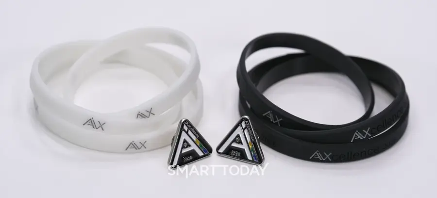 성공 스펙트럼을 확산시켜나가자는 의미를 담은 프리즘 이미지를 담은 배지와 팔찌. (사진제공=코오롱)