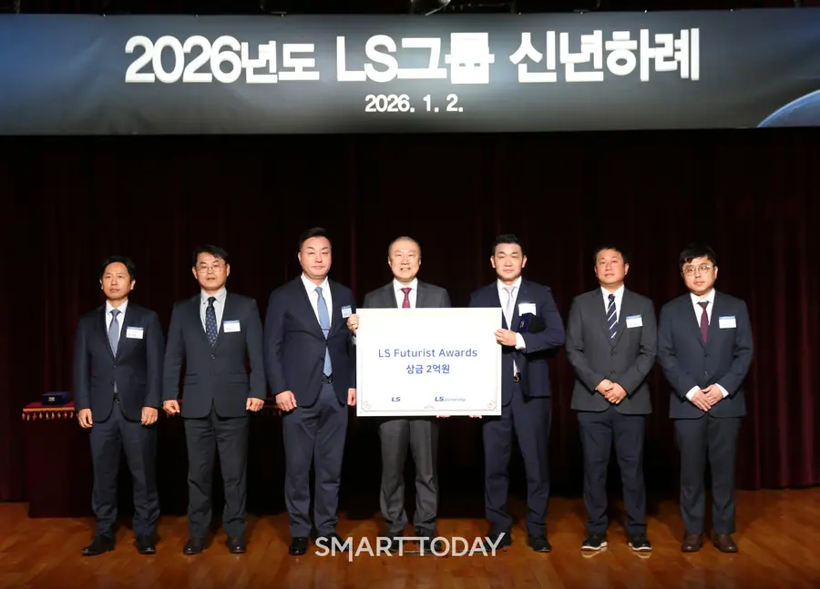  제1회 LS 퓨처리스트 어워즈에서 '글로벌 해저 에너지 사업 리딩' 팀이 대상을 수상 후, 기념사진을 촬영하고 있다.(사진제공=LS)