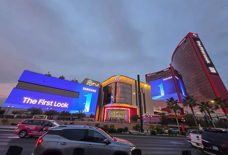 삼성전자가 3일(현지시간)부터 미국 라스베이거스 리조트월드 호텔에서 '더 퍼스트룩' 행사 등을 알리는 옥외광고를 진행하고 있다. 삼성전자 제공