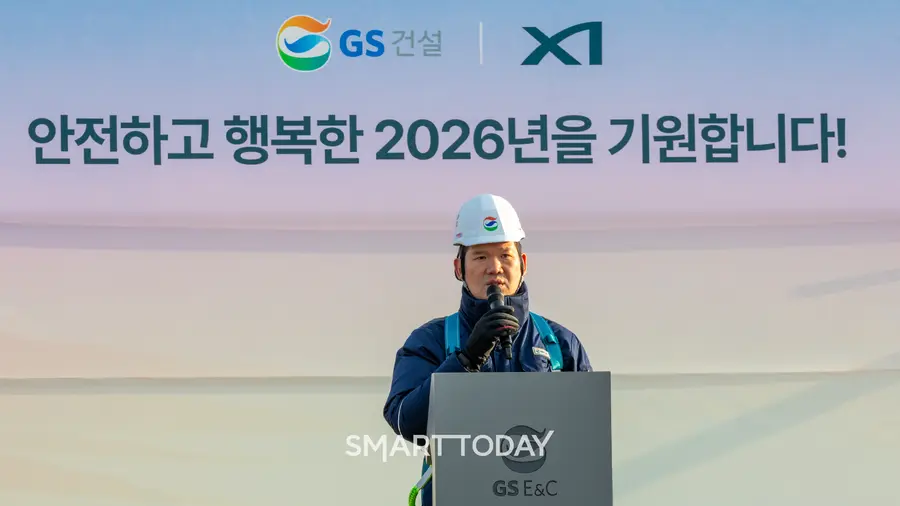 허윤홍 GS건설 대표이사가 부산신항 인프라 건설현장에서 진행된 시무식 행사에서 신년사를 발표하고 있다. (사진제공=GS건설)