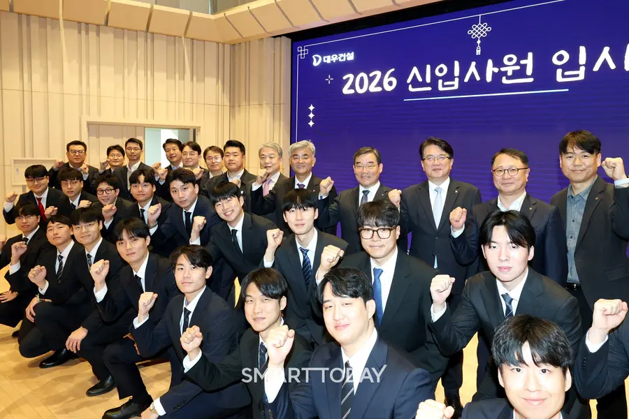 대우건설 신입사원들이 2026 입사식에서 카메라를 향해 포즈를 취하고 있다. (사진=대우건설)