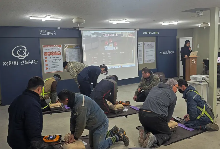 외국인 근로자가 AED 교육 실습에 참여하고 있다. 출처=한화 건설부문