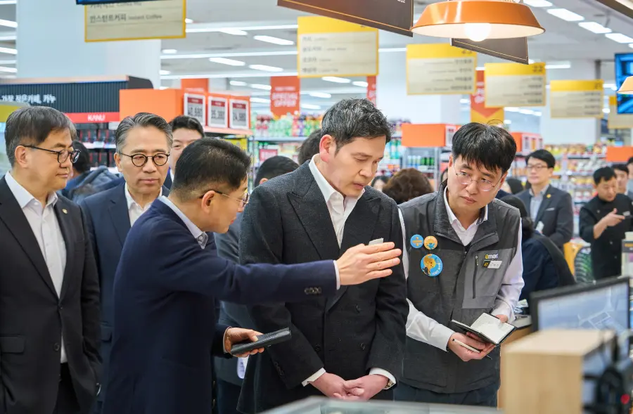 6일 스타필드마켓 죽전점을 찾은 정용진 신세계그룹 회장이 매장 관계자에게 설명을 듣는 모습. 신세계그룹 제공