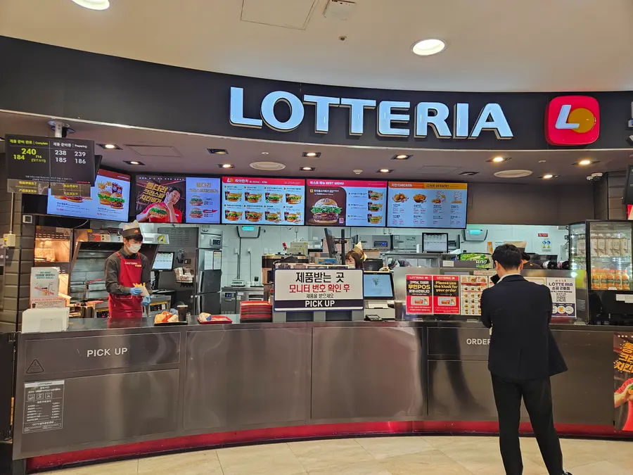 을지로입구역 인근에 위치한 롯데리아 매장 전경. (사진=황태규 기자)