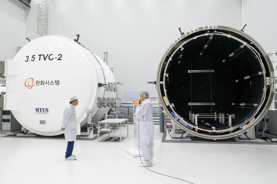 김승연 한화그룹 회장(왼쪽)이 8일 한화시스템 제주우주센터 내 진공상태, 극저온(-180℃), 극고온(150℃) 환경을 모사한 우주환경 시험장을 살펴보고 있다. 한화 제공