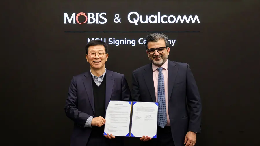 현대모비스 전장BU 퀄컴 오토모티브· 산업 및 임베디드· IoT· 로보틱스 담당 본부장 나쿨 두갈 총괄 부사장이 MOU를 맺고 기념 촬영하는 모습. 현대모비스 제공