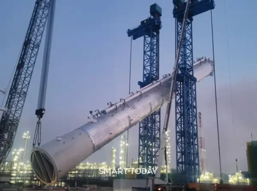 사우디아라비아 샤힌 에틸렌시설 건설공사 현장 전경. 근로자들이 TLS(Tower Lifting System)를 활용해 분리타워를 수직으로 세우고 있다. (제공=현대건설)