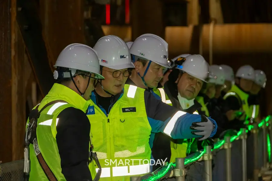박상신 DL이앤씨 대표(왼쪽 두 번째)가 지난 10일 영동대로 지하공간 복합개발 1공구 건설 현장에서 안전보건 관리 현황을 점검하고 있다.(사진제공=DL이앤씨)