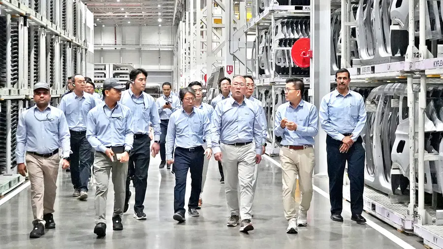 정의선 현대차그룹 회장이 12일(현지시간) 기아 인도 아난타푸르공장 임직원들과 함께 생산 라인을 점검하고 있다. 앞줄 오른쪽부터 벤카데시 기아 인도공장 생산실장, 김용권 기아 인도권역 CMO, 정의선 회장. 현대자동차·기아 제공