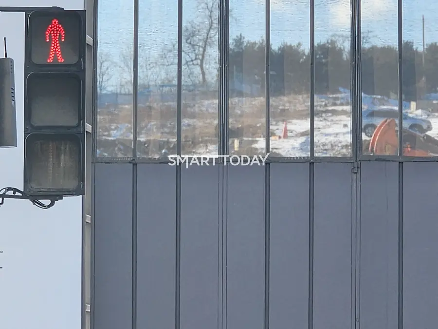 상대원2구역 재개발 공사현장 입구 앞 신호등에 빨간불이 켜져 있다. 출처=김종현 기자