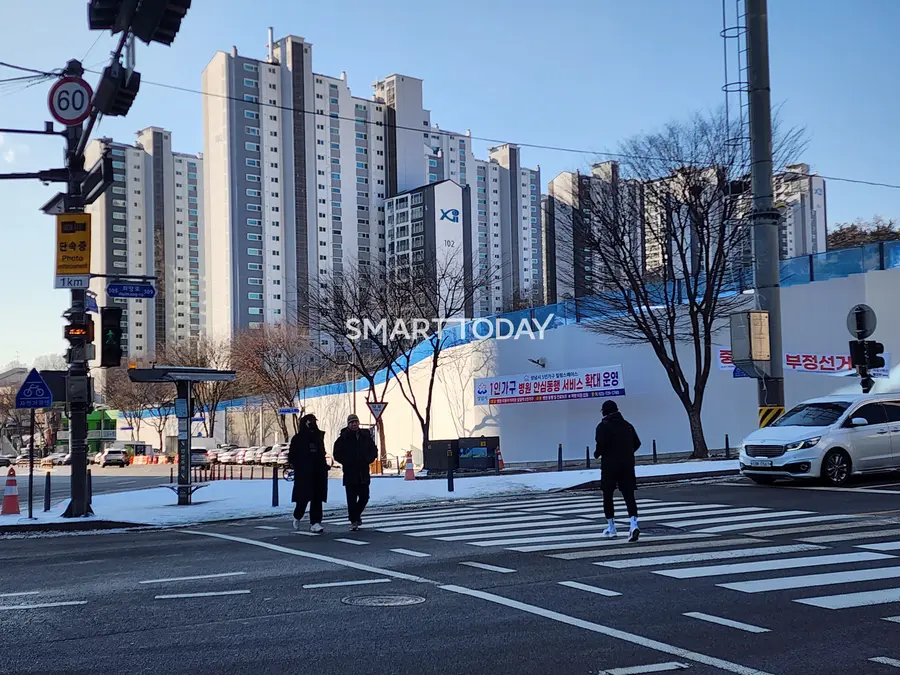 시민들이 상대원2구역 앞 횡단보도를 건너고 있다. 춡처=김종현 기자