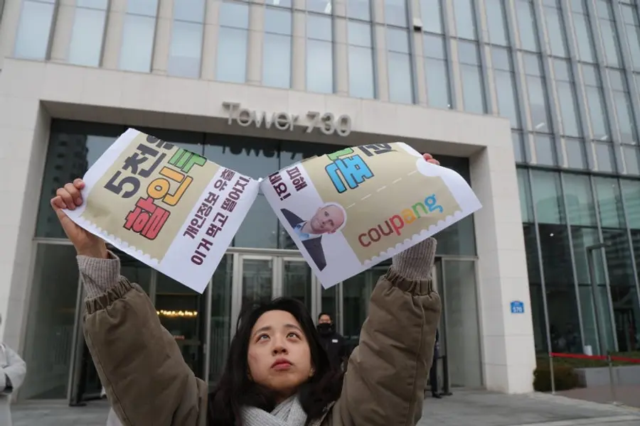 안전한 쿠팡만들기 공동행동 소속 활동가가 쿠팡 쿠폰을 찢고 있다. (사진=참여연대)