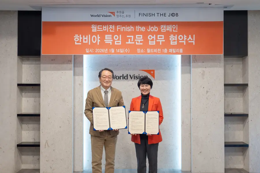 월드비전이 ‘피니시 더 잡(Finish the Job)’ 캠페인 특임 고문으로 한비야를 위촉했다. 사진은 위촉 후 업무 협약을 맺고, 조명환 월드비전 회장이 한비야 특임 고문(오른쪽)과 기념 사진을 촬영하고 있다. (사진 제공 = 월드비전)
