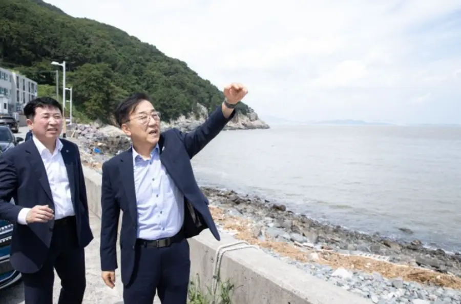 김윤덕 국토교통부 장관이 지난해 8월 가덕도신공항 부지를 둘러보고 있다. 출처=국토부