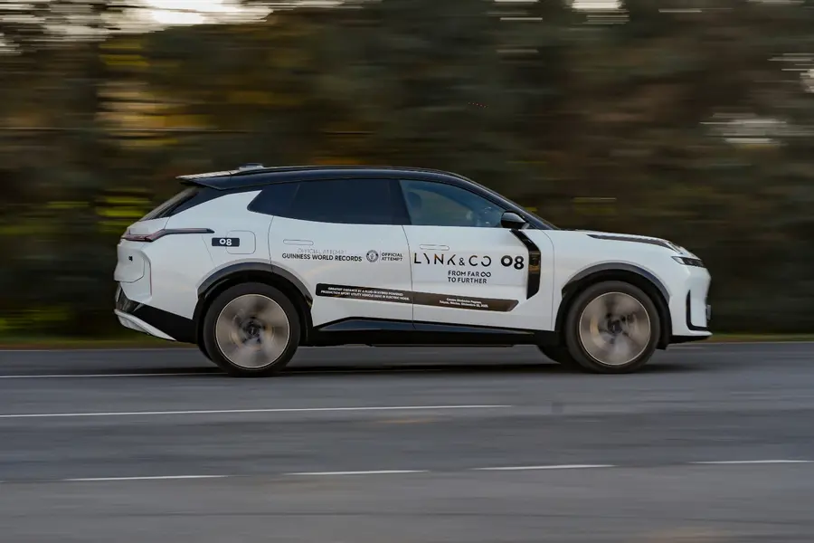 전기 모드로 주행 중인 링크앤코 PHEV SUV 08. 지커 그룹 제공