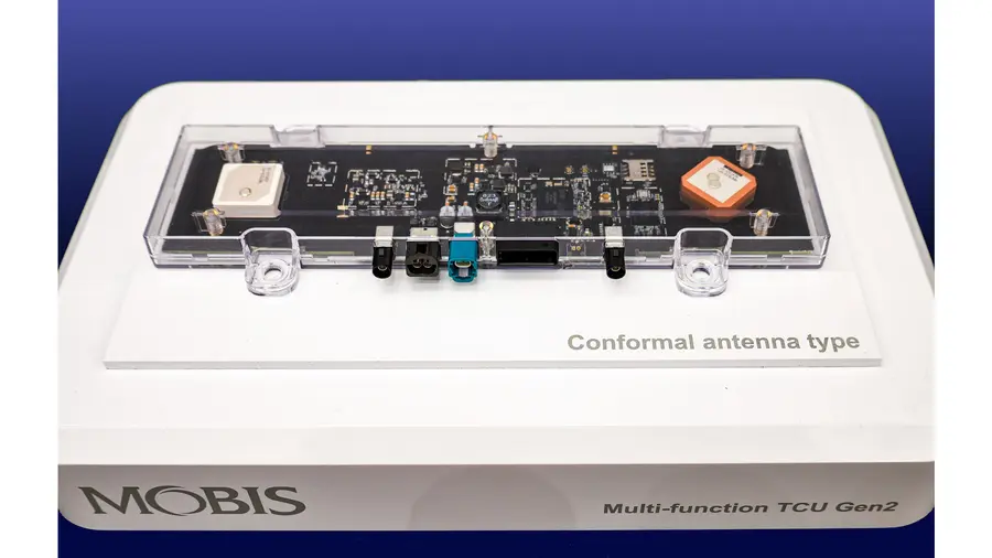 현대모비스 5G 무선통신 기반 안테나 일체형 텔레매틱스 솔루션 전시품. 현대모비스 제공