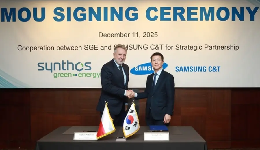 (오른쪽부터) 오세철 삼성물산 대표이사와 미하우 소워보프 신토스그린에너지 회장이 유럽 SMR 개발 협력을 위한 MOU를 체결하고 기념사진을 찍고 있다. 출처=삼성물산