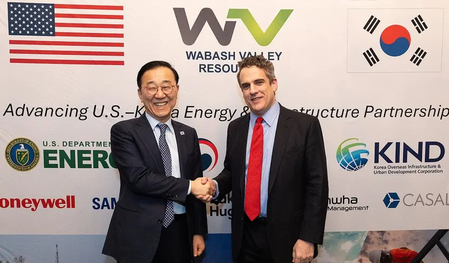 (왼쪽부터) 김윤덕 국토교통부 장관이 지난 5일(현지시간 기준) 미국 워싱턴 D.C.에서 열린 블루 암모니아 플랜트 착공 기념식에서 제임스 댄리 미 에너지부 부장관과 악수를 하고 있다. 출처=국토부