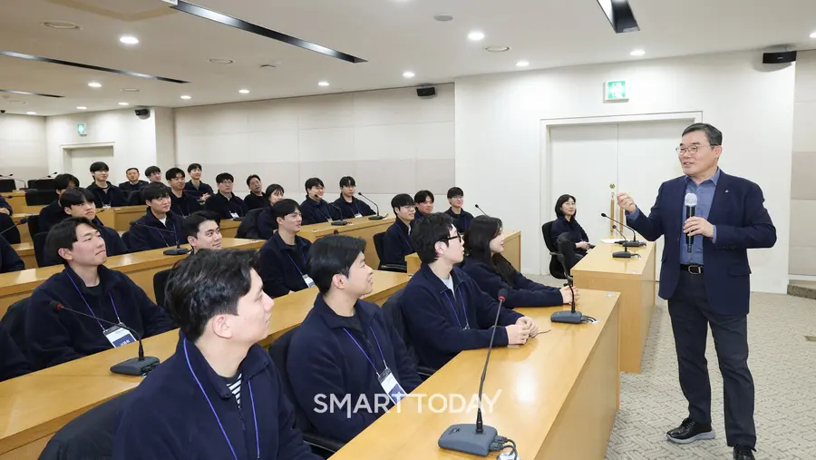 김보현 대표이사가한마음의 장 행사에서 신입사원과 이야기를 나누고 있다. (사진=대우건설)