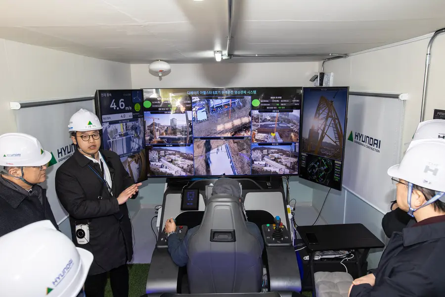 현대건설의 ‘원격제어 타워크레인’ 기술 시연회에 참관한 국토교통부, 동반성장위원회, 경기도청 등 유관 공공기관 및 스마트건설 관계자들이 설명을 듣고 있다. (사진제공=현대건설)