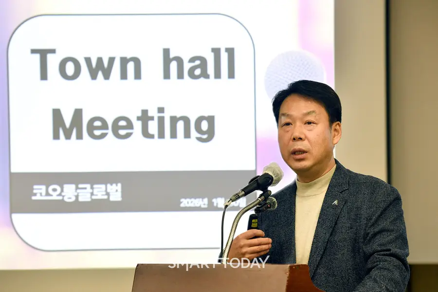 김영범 코오롱글로벌 사장이 지난 1월 열린 타운홀 미팅에서 임직원들과 올해 실적 가이던스를 공유하고 결속력을 다졌다. (사진제공=코오롱글로벌)