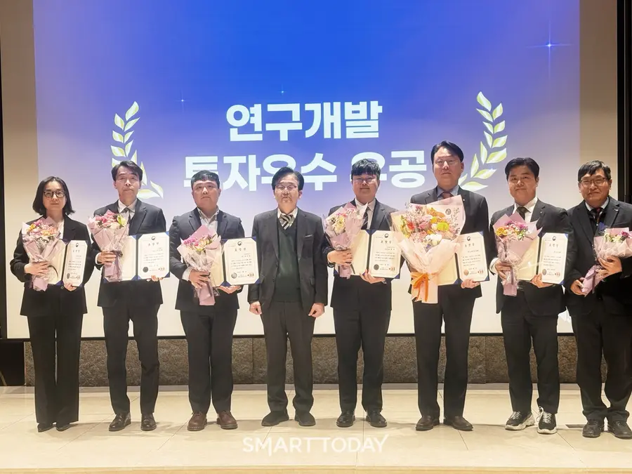 서울 LW 컨벤션에서 개최된 과학기술혁신본부 장관표창 통합시상식에서 수상자들이 기념촬영을 하고 있다. (사진제공=한국부동산원)