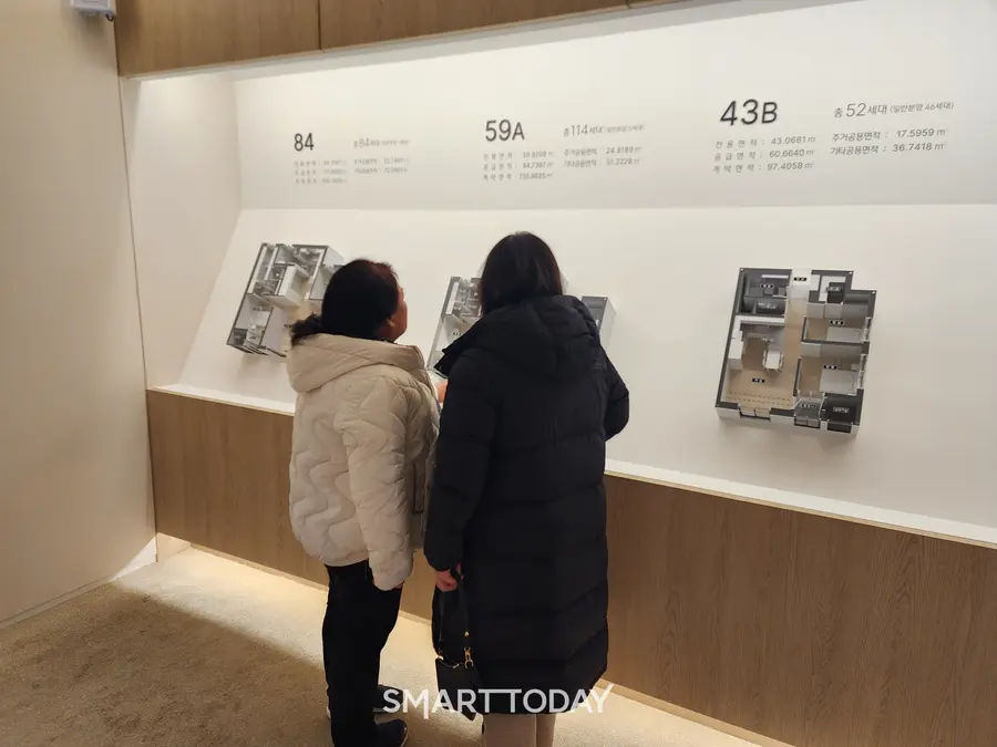 안양 아이파크 수자인 모델하우스를 찾은 수요자들이 전용 59㎡ 평형 내부 구조도를 살펴보고 있다. 출처=김종현 기자