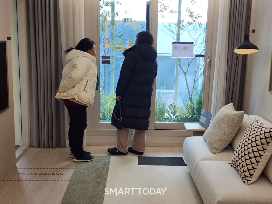 수요자들이 베란다 문을 조작해 보고 있다. 출처=김종현 기자