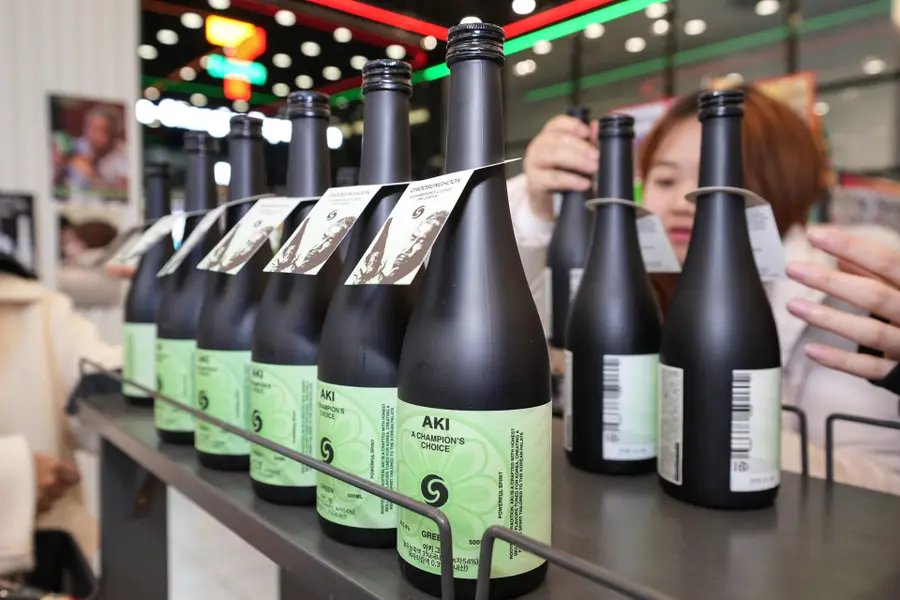 세븐일레븐이 추성훈과 협업해 선보인 '아키 그린' 사케. (사진=세븐일레븐)