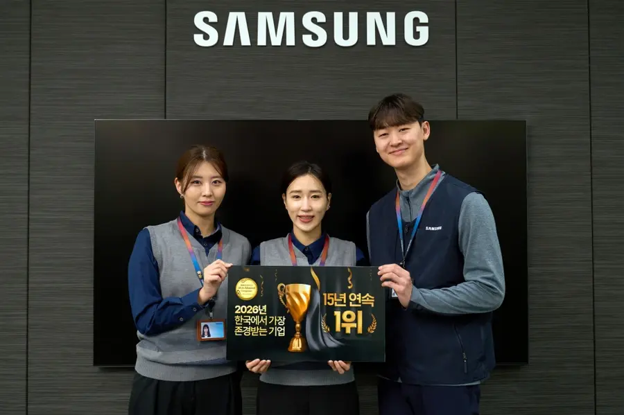 삼성전자서비스 엔지니어들의 한국에서 가장 존경받는 기업 서비스센터 부문 1위 기념 촬영. 삼성전자서비스 제공