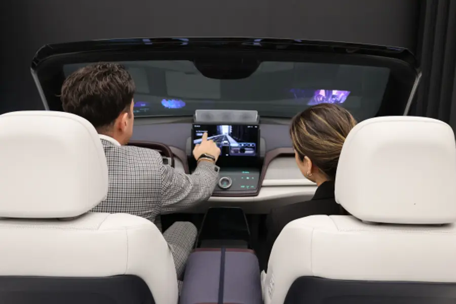 현대모비스가 CES 2026에서 공개한 콕핏 통합솔루션 ‘엠빅스(M.VICS) 7.0’. 전면 유리창에 홀로그래픽 윈드실드 디스플레이를 적용해 초대형 스크린처럼 구현했다. 현대모비스 제공