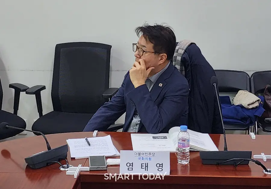 염태영 의원이 임대주택 활성화 토론회 발표안을 보고 있다. 출처=김종현 기자