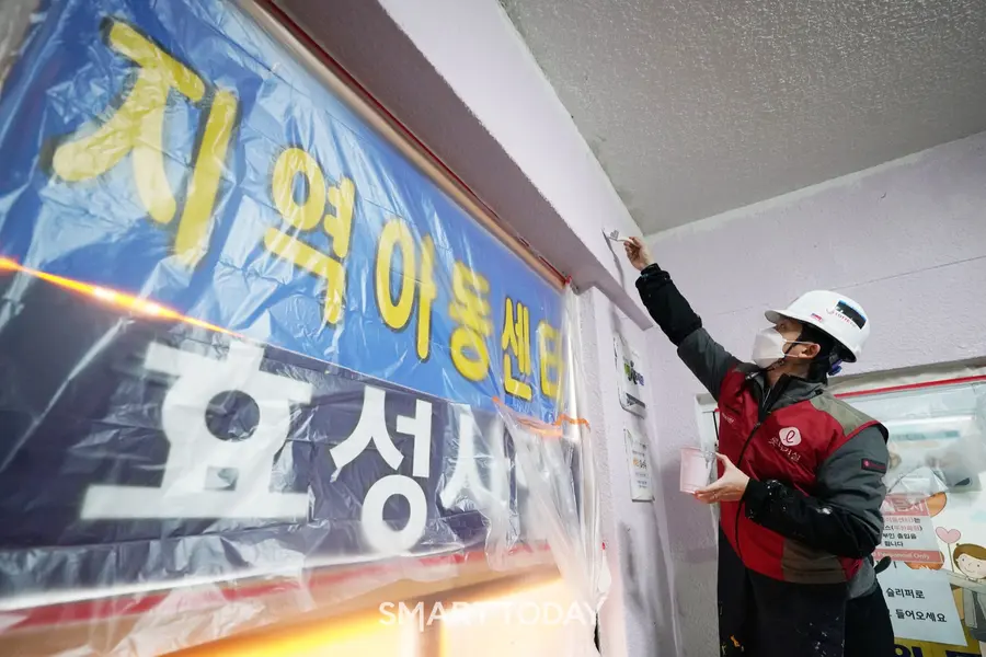 롯데건설 샤롯데 봉사단이 12일 지역아동센터 시설 및 환경을 개선해주는 ‘꿈과 희망의 러브하우스’ 봉사활동에 참여하고 있다. (사진제공=롯데건설)