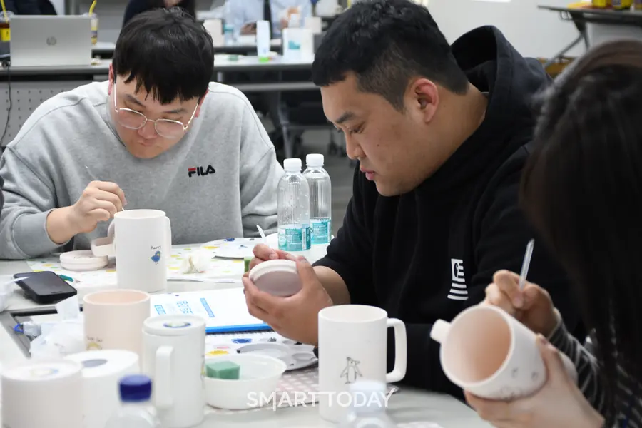 삼표그룹 신입사원들이 지역사회 기부를 위한 도자기 컵을 제작하고 있다. (사진 제공=삼표그룹)