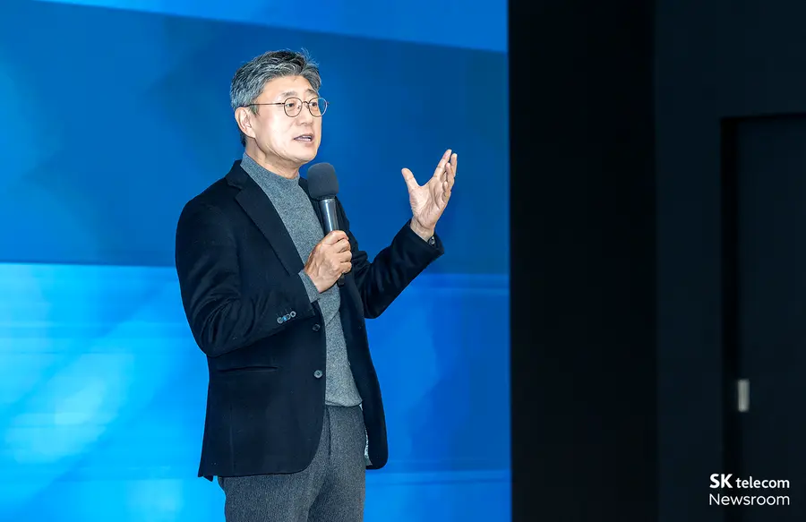 6일 경기 이천 SKT 인재개발원에서 신임 팀장들과 소통하고 있는 정재헌 SKT CEO. SKT 뉴스룸 제공