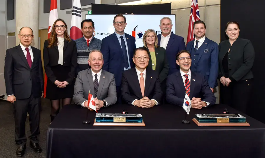 모호크대학 폴 암스트롱 총장(앞줄 왼쪽), 한화오션 김희철 대표(앞줄 가운데), 온타리오조선소 숀 파둘로 대표(앞줄 오른쪽)가 18일(현지시간) 캐나다 토론토에서 전략적 협력 의향서(LOI)를 체결한 뒤 기념촬영을 하고 있다. 한화오션 제공