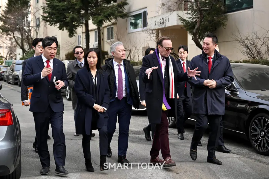 현대건설 임직원들과 글로벌 설계사 RAMSA 관계자들이 압구정3구역 현장을 살펴보고 있다. (사진제공=현대건설)
