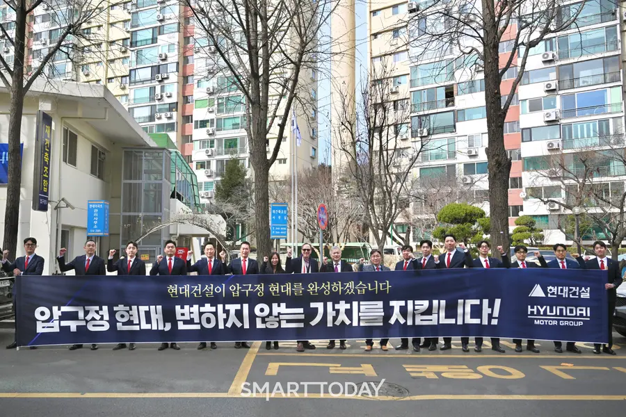 뉴욕 맨해튼 최고급 주거 타워를 설계한 RAMSA관계자들이 현대건설 임직원들돠 압구정3구역 현장을 방문했다. (사진=현대건설)